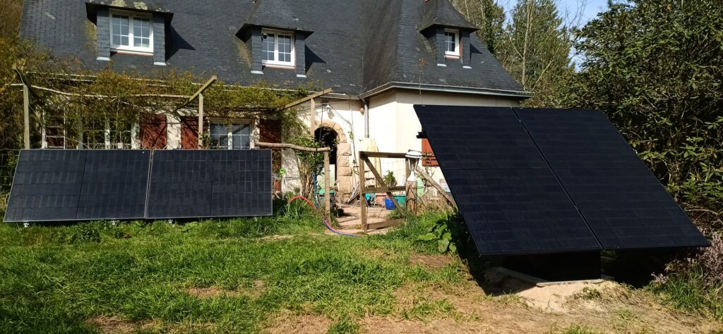 une chambre dans une grande maison avec jardin et potager, située dans une ferme, entourée par la nature