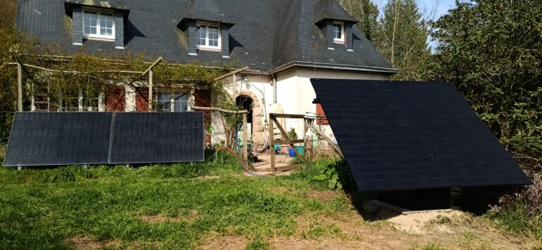 une chambre dans une grande maison avec jardin et potager, située dans une ferme, entourée par la nature